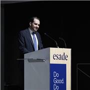 Profesor de derecho especialista en derecho corporativo, contractual, societario y IP.